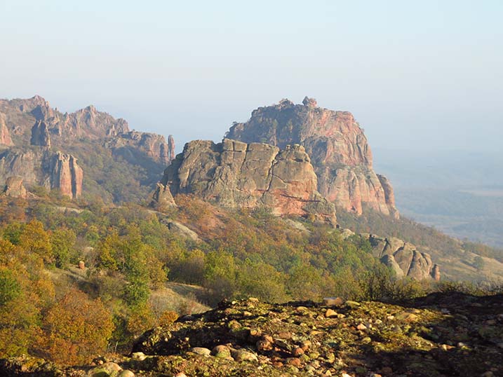 Blick zu Breite Wand und Kiefernstein aus dem Kletterführer Paules Kletterbibel Belogradtschik